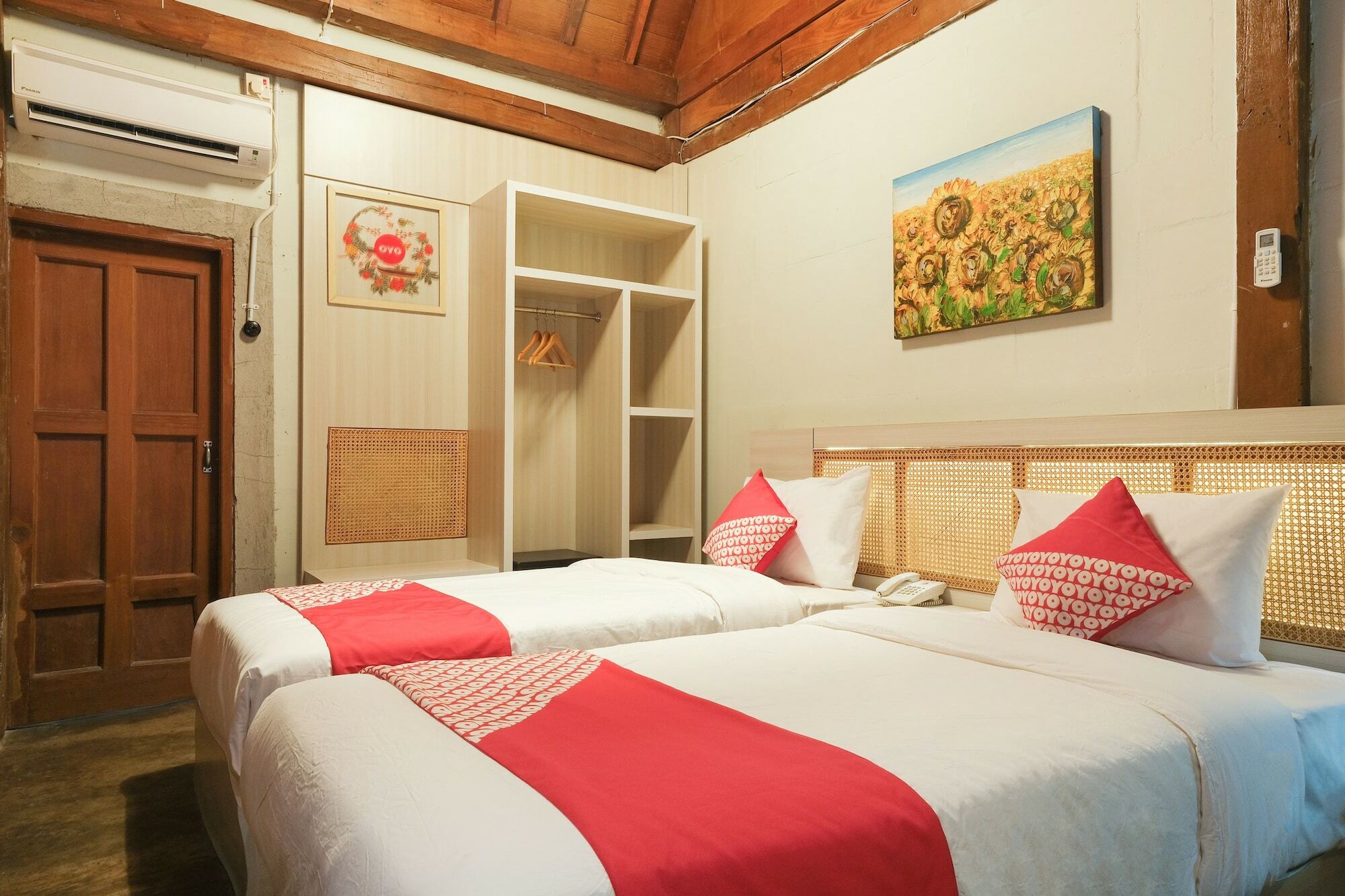 Kampung Lawasan Heritage Cottage Maguwo Exterior foto
